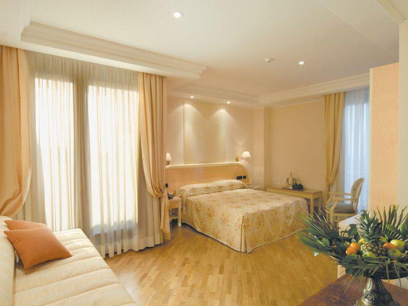 D797AA7D5E1027D04E10A7E4A8953CB1