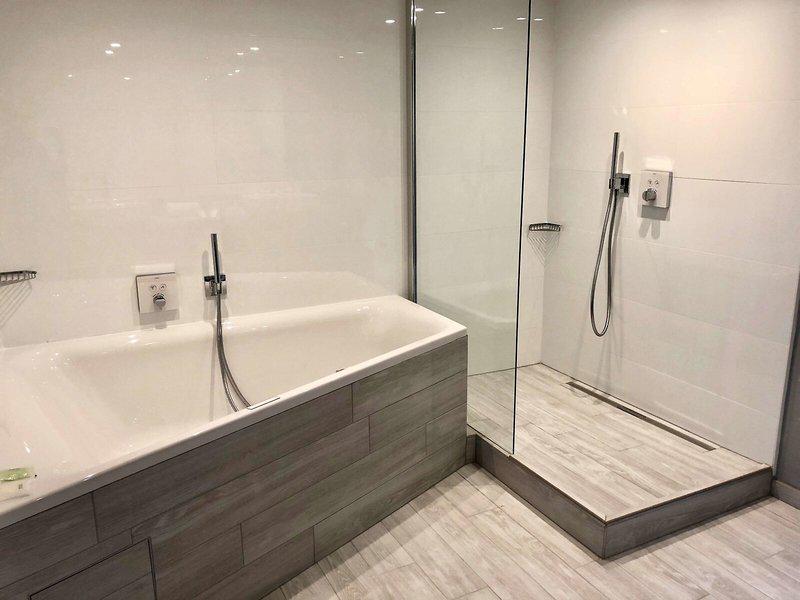 35126D33ACB2673175F6C21082DBE4C6