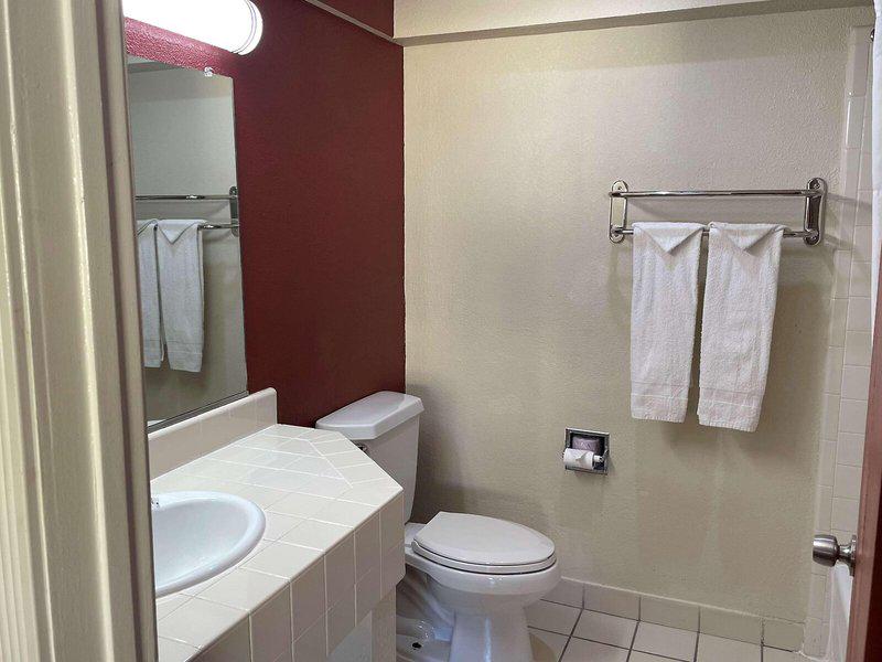 AFB303AED44F868F1F0B393D6A0CD175