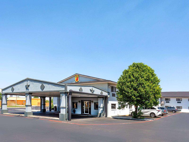 E5B3F17EB1D03D8D343839C895E396DF