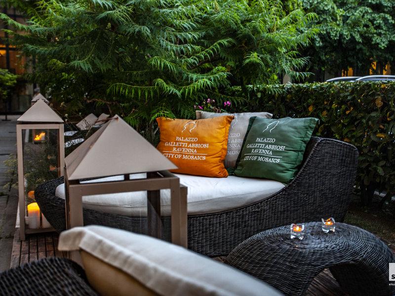 FC7027F24D809F5FD6FF34F53D2C56A4