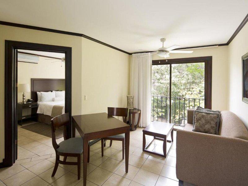 CEC495D9E5DFC569638D64DEA95F421A