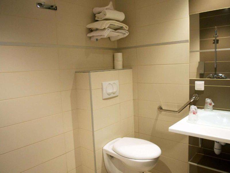 FBD9E20AEDB5C0AF66C06FB033337A93