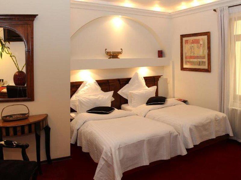 DF7EFD41F01B94937F1005B6C1B607A1