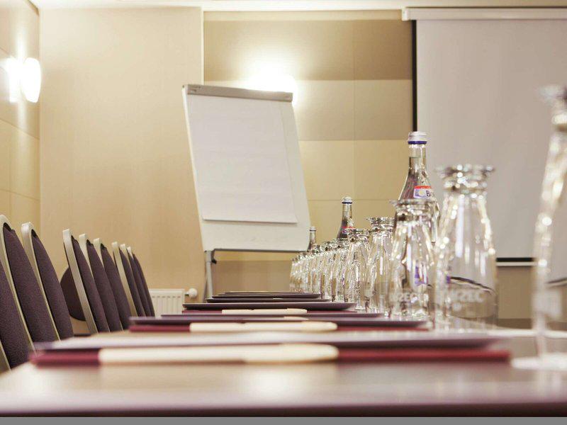 F12D594F8B35F788189DB3BD8843727C