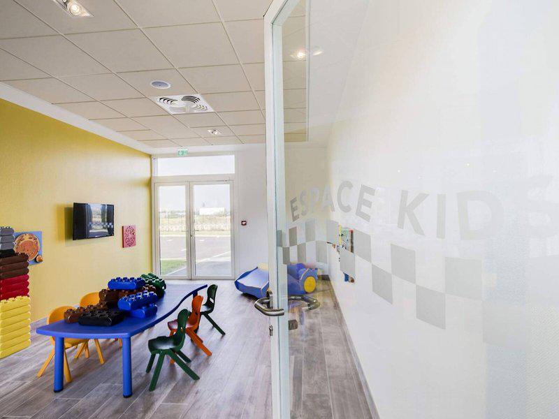 A39B43E1AD958345ACAA29315769E69F