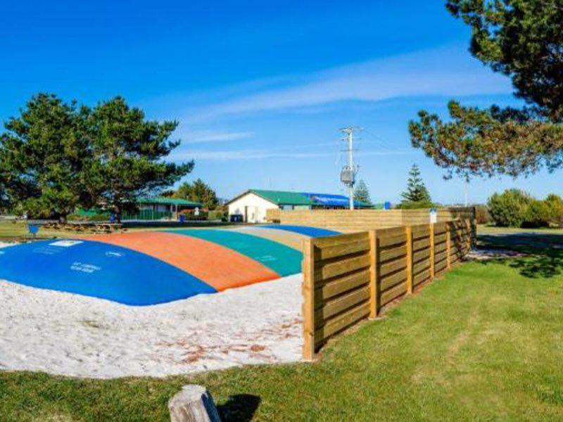 2A5AE9206F542C7D2CE9E8982BCE5C12