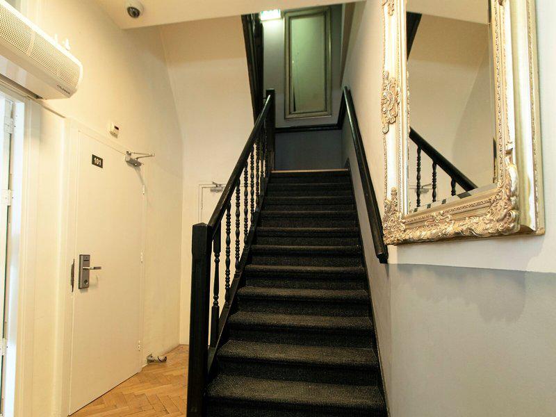 819D5504DDA1B6FF7CA577F413C89480