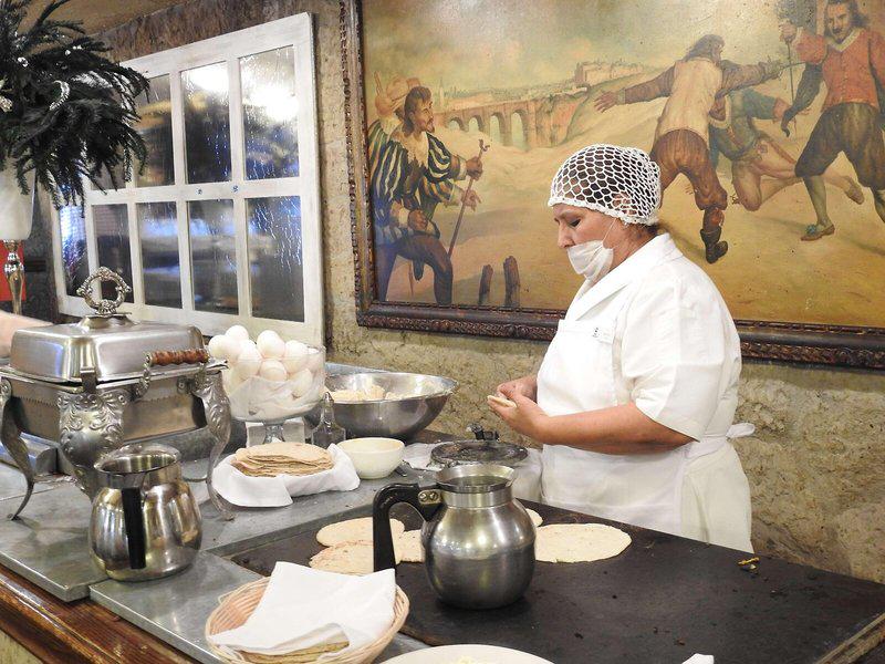 39FCFDBA2E93F7874AF404C88F2CFCAE