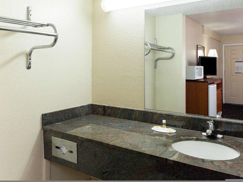 6DE7B11DF17122D1D88ED175F23A36AE