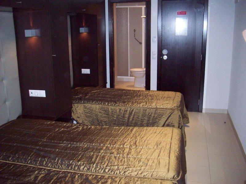 326D00C8E8B26AFC3149A304F2D91FE7