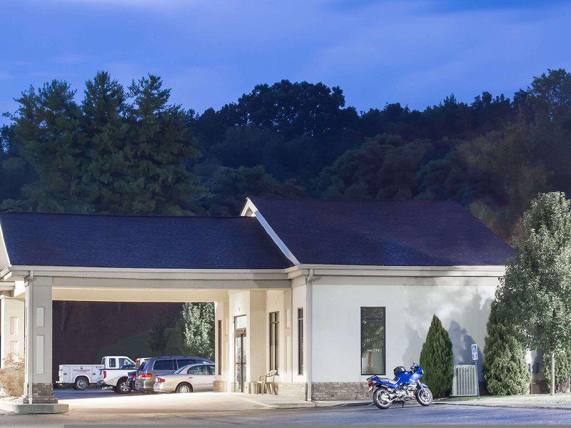 56857EE75D969622FC23F58179F6123F