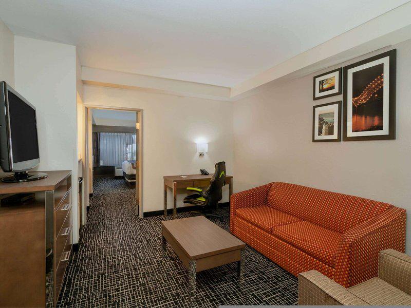 D9F70F3C4FA73E8D14EFC28A3F9AEF13