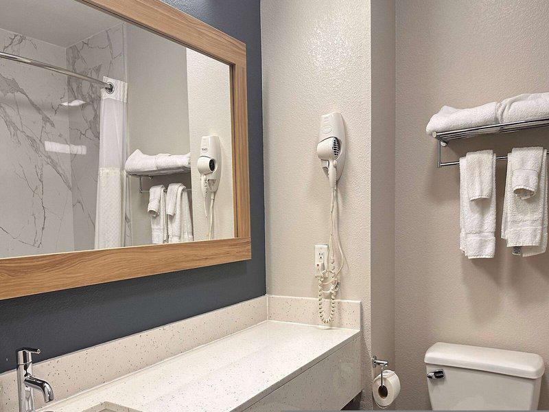 D17C08E9B2A887D038741C6EAA8F153F