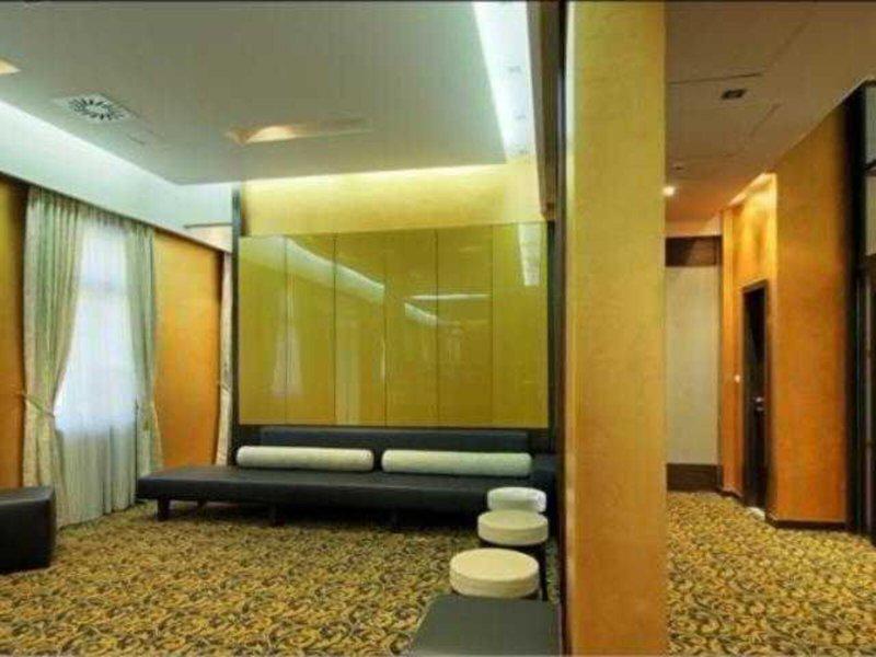 2195930D9E64C813EF2D93D5684D435E