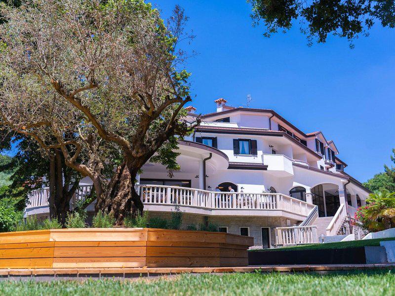 205EBDD3281543BF08E5AE4E5C82098F