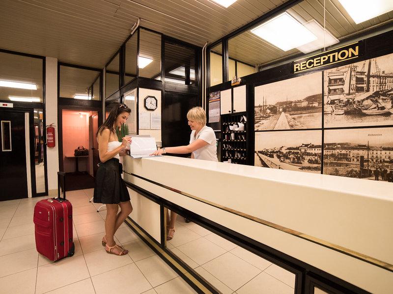 F2B71B261D06E9E6FE564D8354678EAB