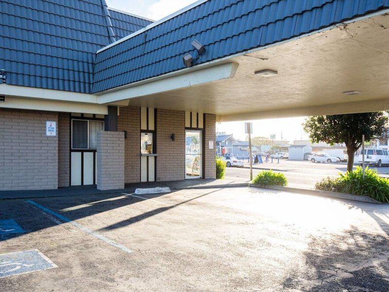 8932F87BD32395FC1D52C66FFB8A21C1