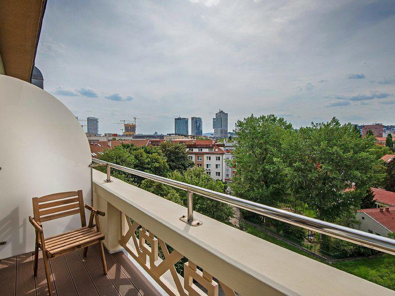 DC155865890A8BBE8E8D9A5FFB57A208