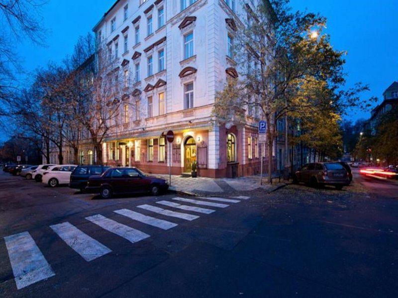 8E18E4AF4F94D6138D7F74349BE72F30