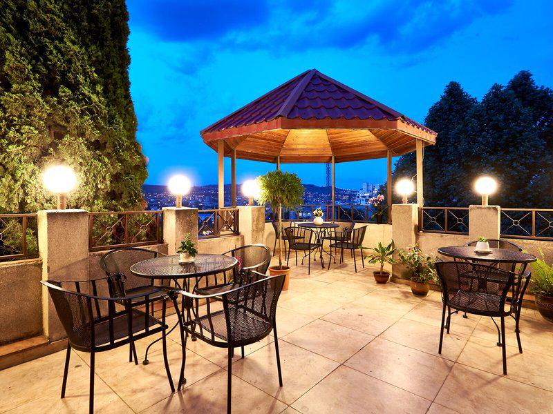 8A4DDBEEA85B8894A82E81560BA54A6C