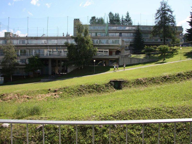 3EEC5B19F9D0CC438F77147C1FAAFAF9