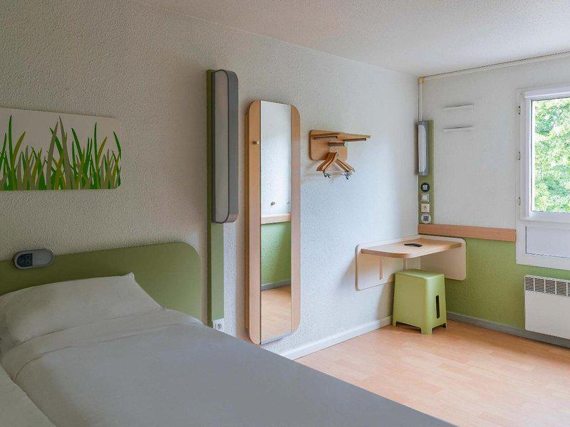 70BA0BA25493AAA5D9FC4DDE8A1BD7AB