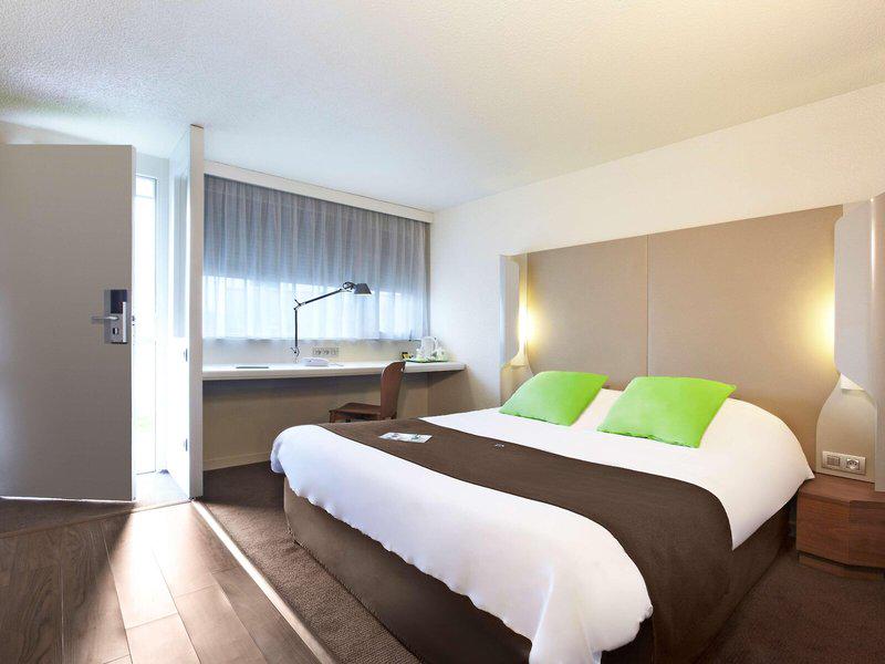 68727C9C0C54A5639327D8BF85061240