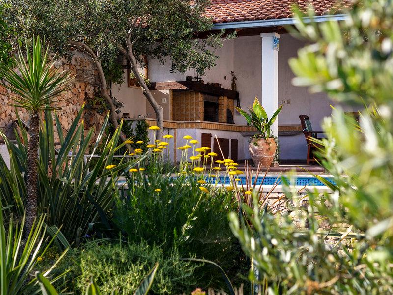 FDB3E790993E4949D6246871CC52FD6A