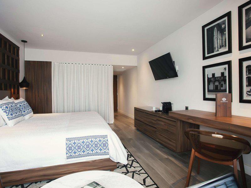 79E93BD44E1E3A4011BF96D8C4B084B9