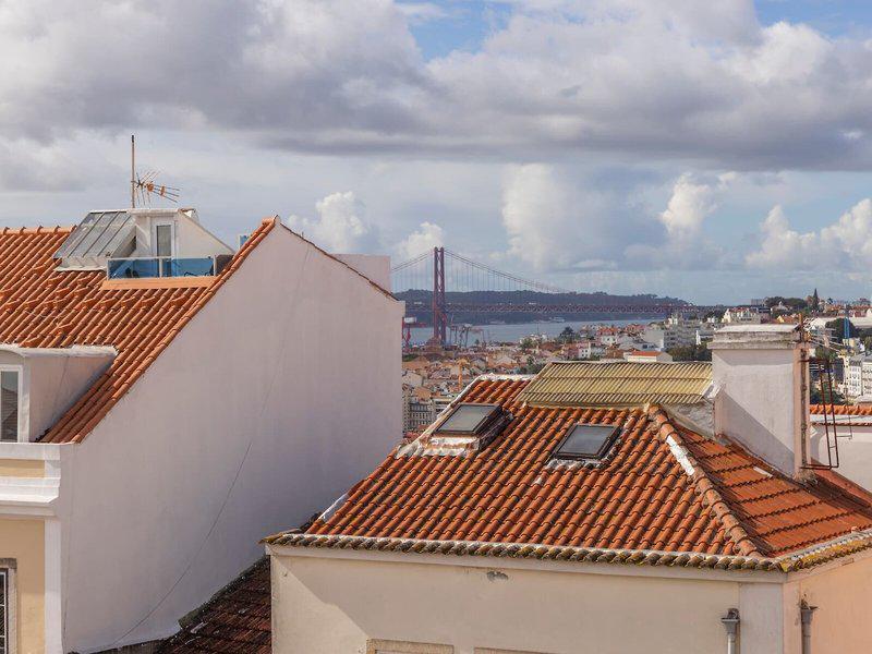 9C8C438A5D3A3859008E8B917A83F0E5