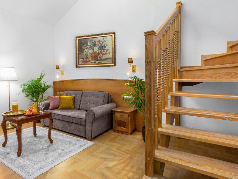 0C56355EDE6E95F4B977328D46BFC8C6