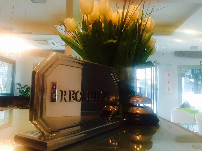 A45B2E99912D563A69B4721DB6EFB0D4