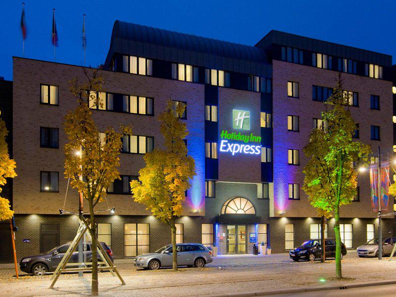 BFBC0D7B5F06EE7D0638048ECE3E82FE