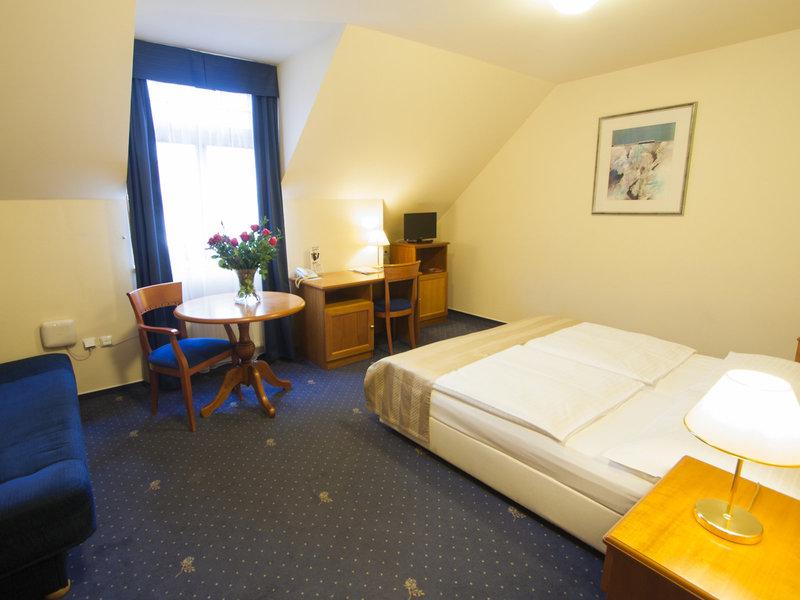 206DA342E05771A7D5C5120F56FA4A77