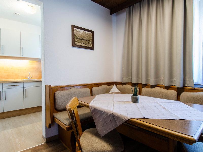 D5B9A383AE645DA146713E81ED68A688