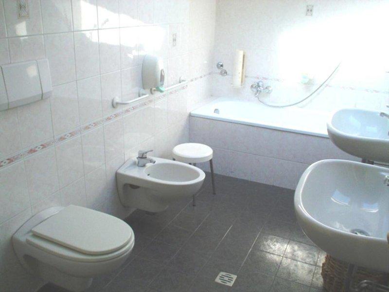 4F1B994AC3F436A791560E0BB515403C