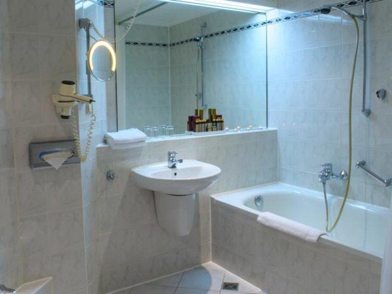 FECE7F16011AD35AFFE78EA3E6B356B5