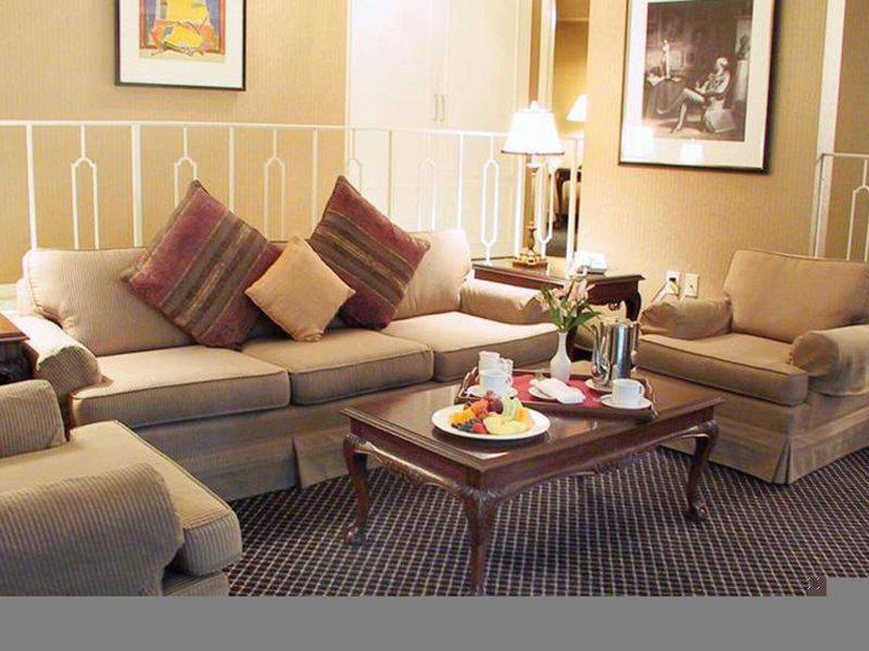 E013A7E0E2D4045CF5BEDC61CF796748