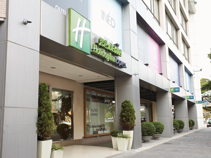 F697A9DC2D9E7C9B9D65FC9A75353CAA