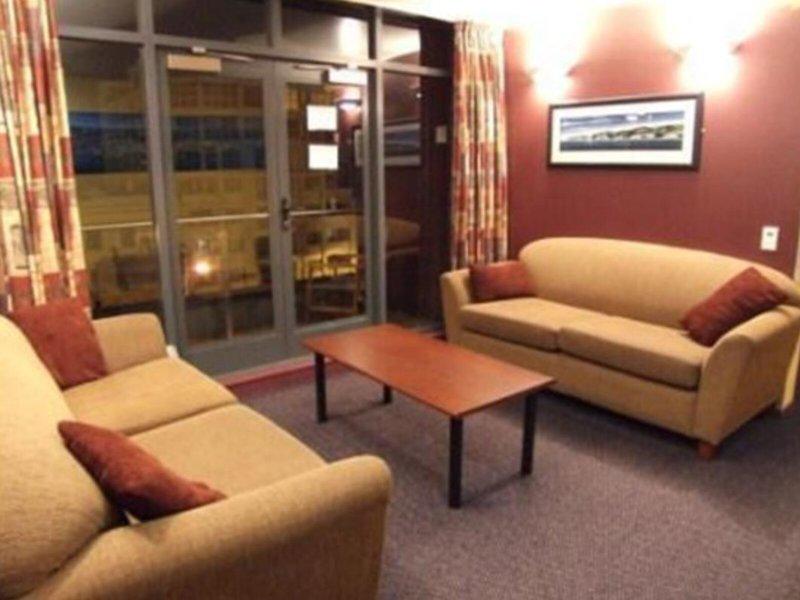 E4B65E02268B1892141AA67BA3208B44