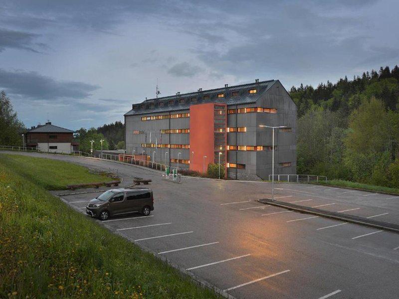 AB310F8FB6F9DE2472020F19D4743C3E