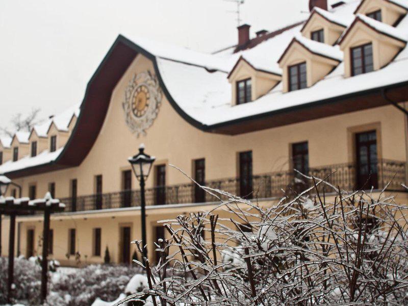 70AC9FFE57165D9D9A3D8E163672471E