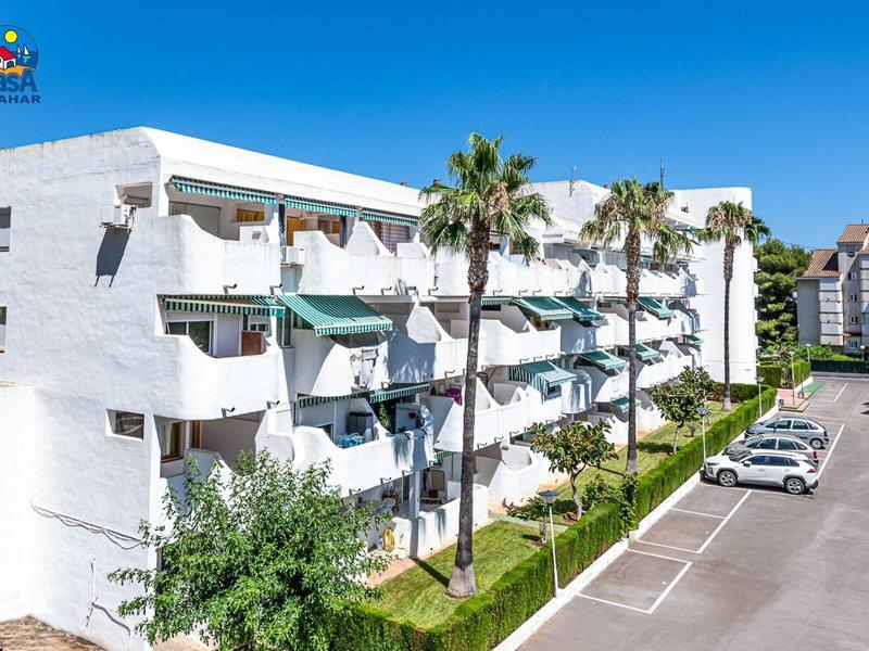 8E05C18CA4A702F6353603CF03C3E832