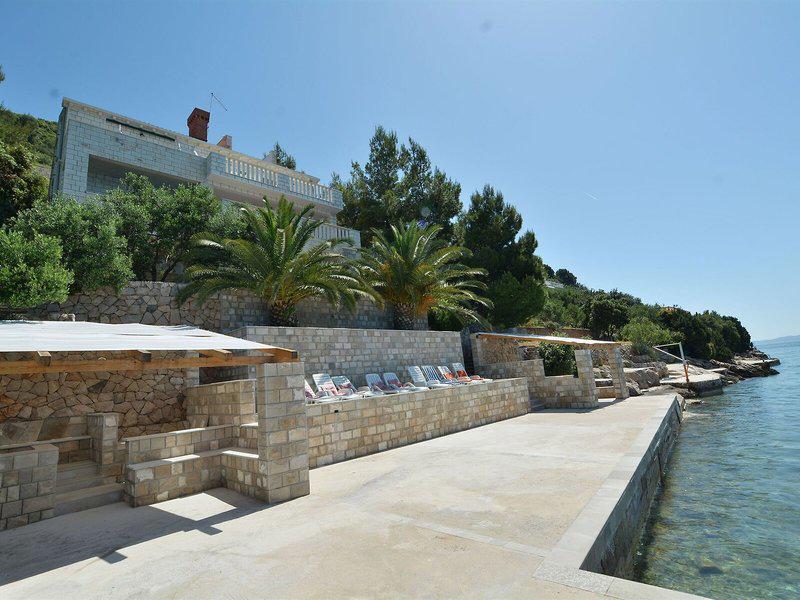 EB8F32FD00A6228B55AB8FB9315D15DD