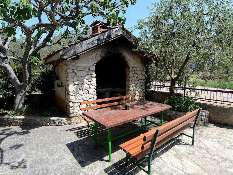 E9E5B447AAB39F53F82815B3A6D64297