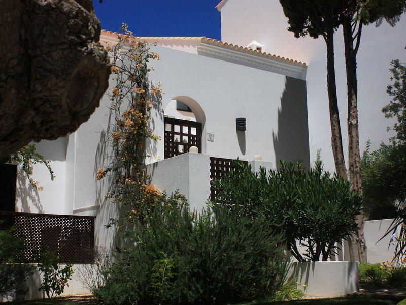 6B84563B7F71556BD9F95C1DEEC01F2D