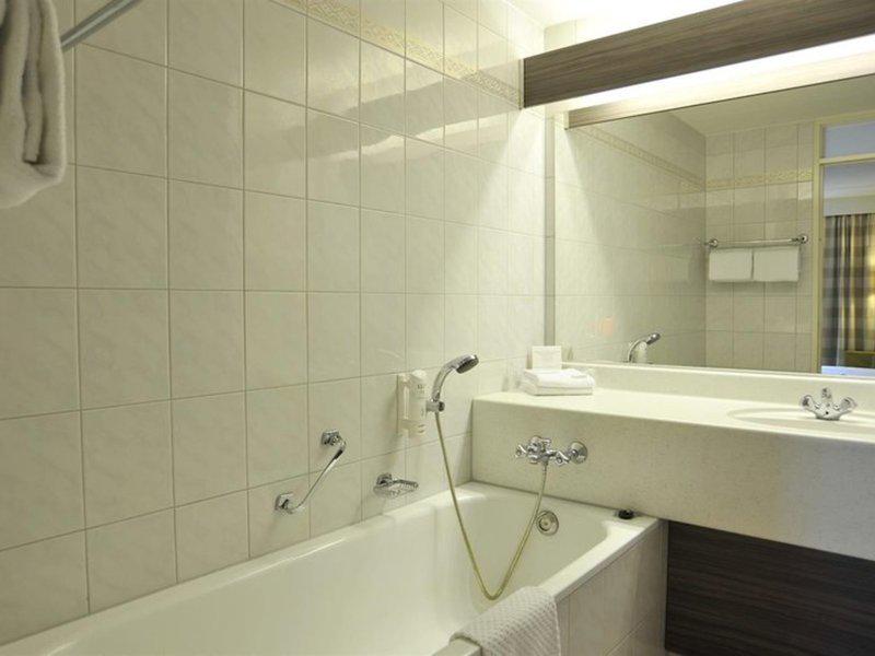 82E2E3A3FAF0D041E25869BF7C5BF8A9