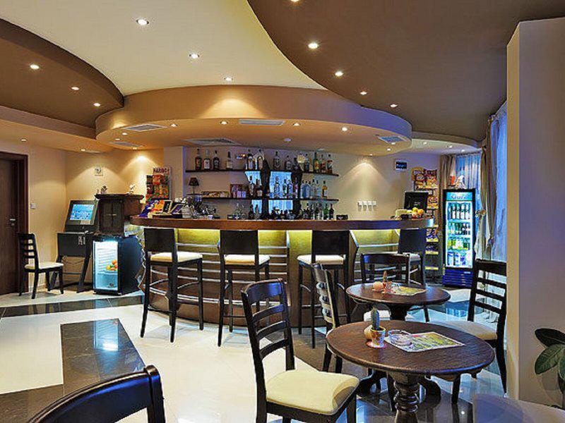 B3025E63FF469075D8DB94D34C17BD6E