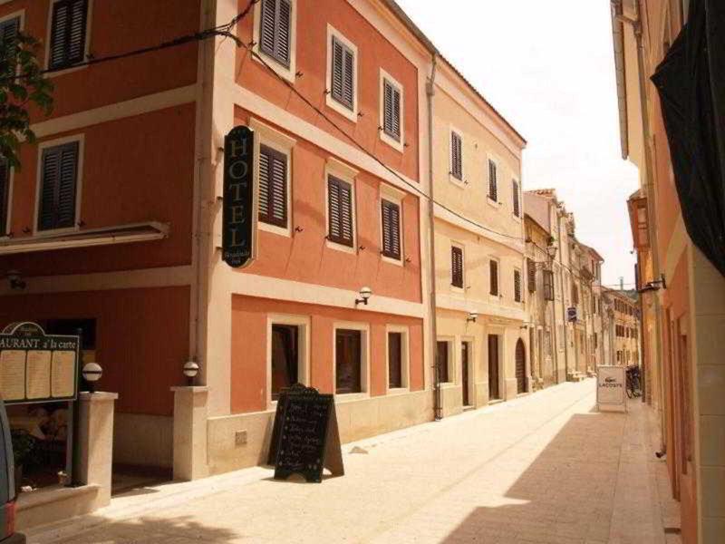 37B5F88AF98267D85CE749E896A188EB